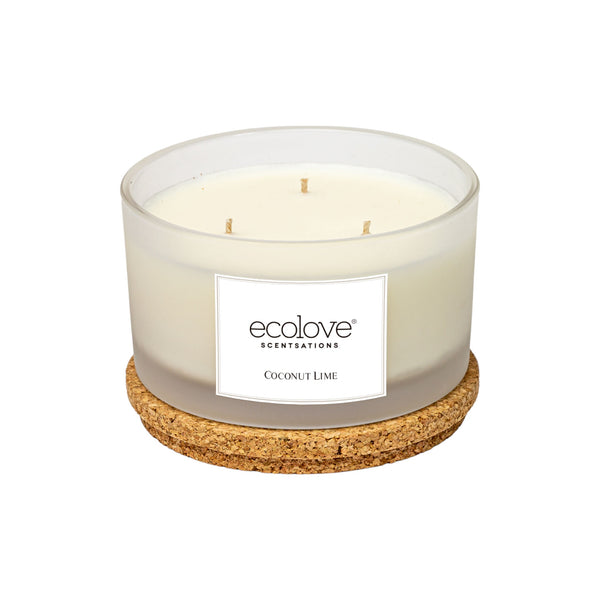 Vela perfumada com três pavios, em recipiente de vidro fosco, com cera branca, e tampa de cortiça. Design simples e elegante. Aroma côco e lima. A etiqueta retangular, de papel branco, tem escrito o nome Ecolove e o aroma: “Coconut Lime”, em letra preta.